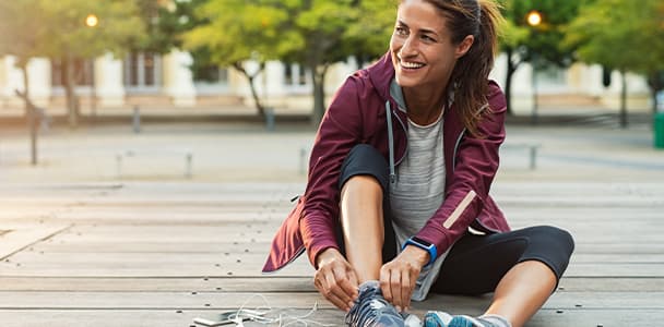 Joggerin bindet sich die Schuhe